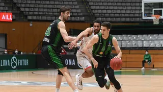 La Penya vence con solvencia y asegura la primera plaza (90-75)