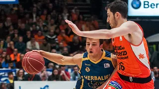 Kevin Pangos, cerca del Zalgiris. Kenny Hayes, rumbo a Turquía