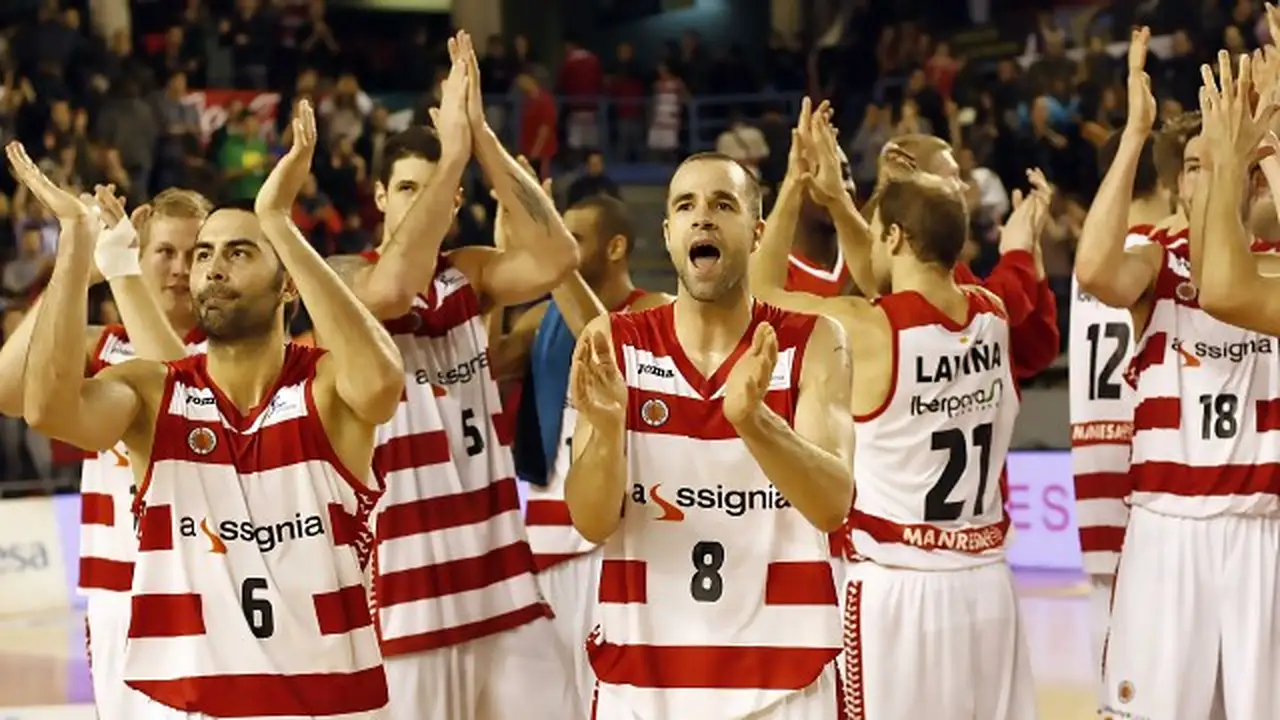 Bombardeo manresano (18 triples) y primer triunfo (98-89)