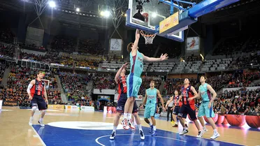 Un 0-14 y la magia de Navarro llevan al Barça a la final (69-80)