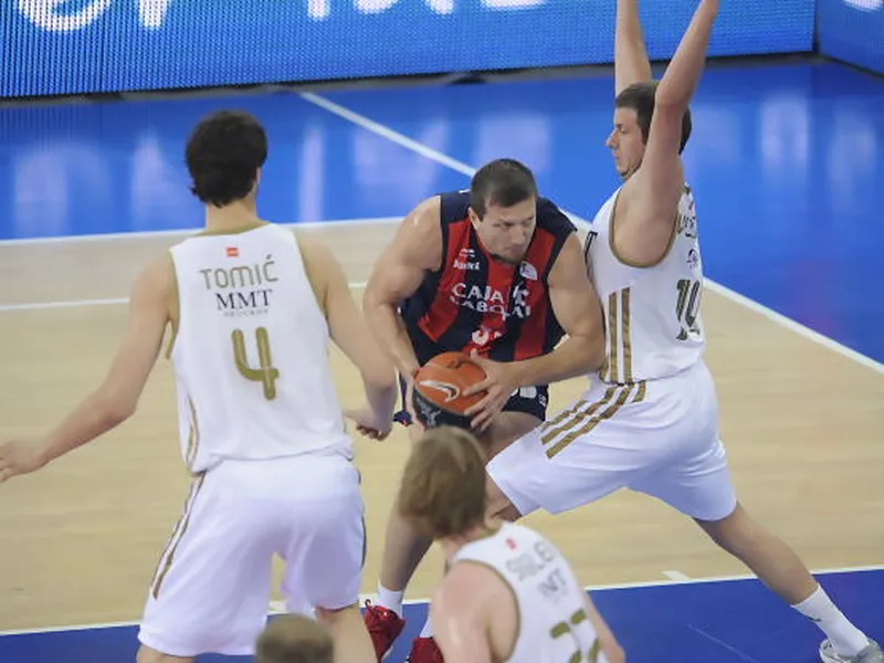 Caja Laboral vence al Real Madrid en un soberbio partido no apto para cardiacos (82-79)