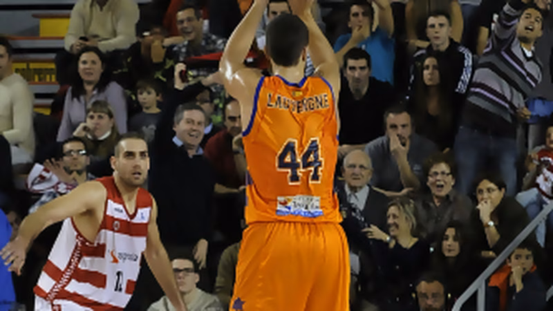 Un triple de Lauvergne, final cruel para el partidazo del Assignia Manresa (86-87)