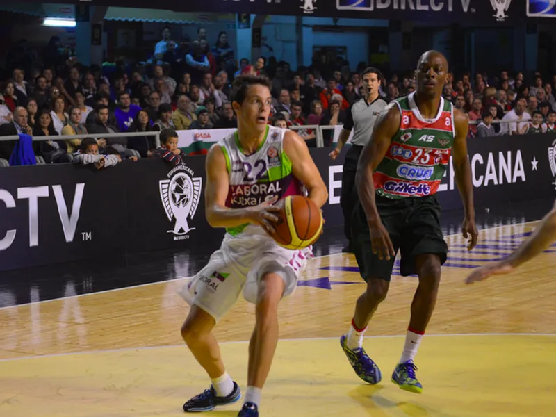 Thomas Heurtel, con el cartel de “Se vende”; Laboral Kutxa y Efes negocian por el galo