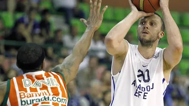 Debacle de Fenerbahce, triple salvador de Savanovic; Galatasaray, a un paso de la final