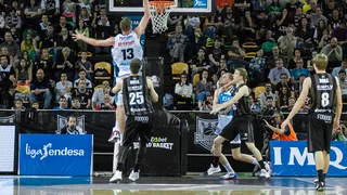 Artem Pustovyi extiende su contrato con Rio Natura Monbus Obradoiro