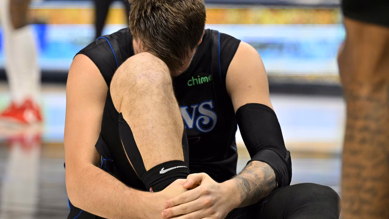 Dallas y la NBA en pánico: Luka Doncic se lesionó, ¿Cuándo podría regresar?