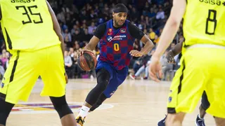 El Barça se basta con Davies y Tomic para vencer a Estudiantes (94-72)