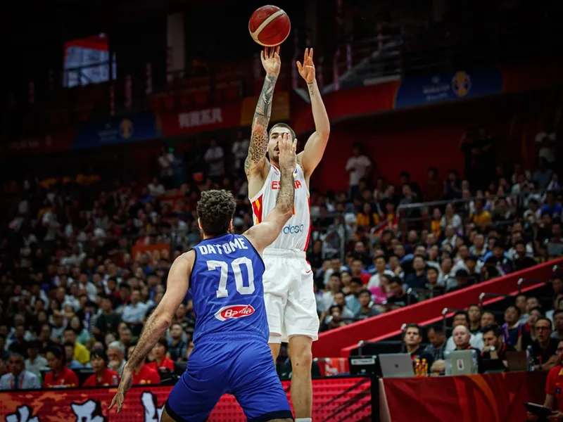 España se clasifica para la siguiente ronda en un partido gris ante Italia