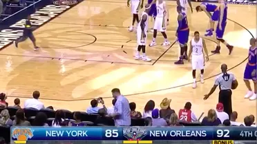 Un niño salta de la grada para abrazar a Carmelo Anthony en medio del partido (VIDEO)