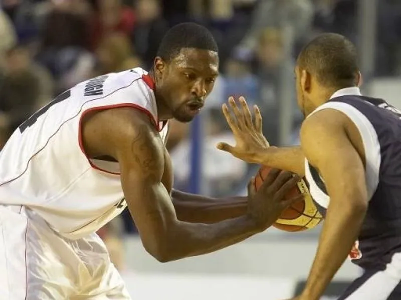 O’Louis McCullough, el hermano de Garnett que juega al basket en latinoamérica