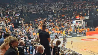 Incidentes en la Fonteta: la policía expulsó a 16 aficionados serbios del Partizan