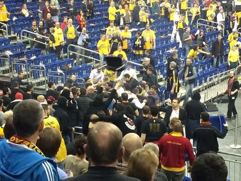VIDEO Los ultras de Galatasaray la lían en el O2 World de Berlín