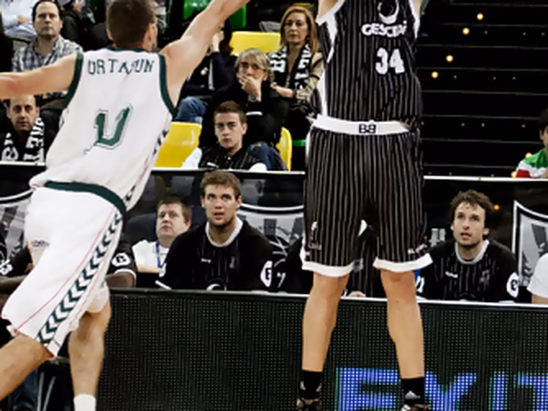Eurocup (J1): Vasileiadis hace posible el milagro en Miribilla. Cajasol mejora, pero cae en Sassari. Lokomotiv se lleva el duelo de la jornada ante Donetsk. Matt Lojeski, MVP ¡Ambientazo de Belgrado!