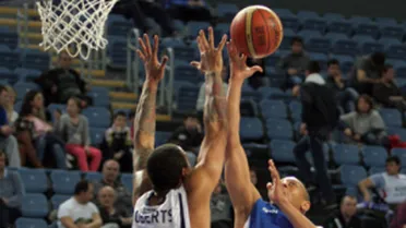 Liga Turca (J22): La derrota de Efes Pilsen en casa ante Mersin le cuesta el puesto a Perasovic. Preldzic, triple-doble. Espectáculo en Karsiyaka