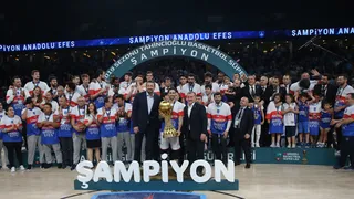 Anadolu Efes asalta el trono de Fenerbahce y se alza con el título de la liga turca
