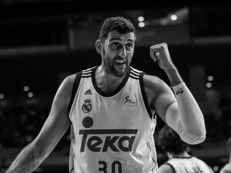 Rudy Fernández y Bourousis motores del Madrid en la victoria ante el Efes (90-70)