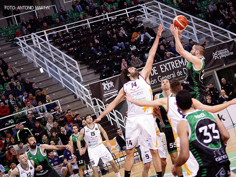 Rakocevic tumba al Oviedo sobre la bocina; Coruña se lleva el duelo directo ante Araberri