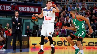 El Madrid asalta Vitoria gracias a la defensa y a un Doncic enorme (71-79)
