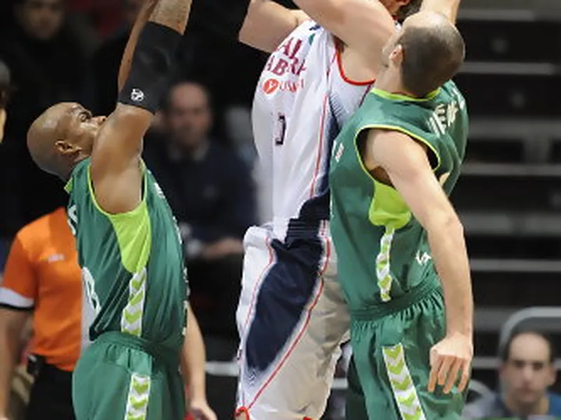 Unicaja pierde el tren de la copa en Vitoria. Aíto: Para dar este nivel, mejor ni estar
