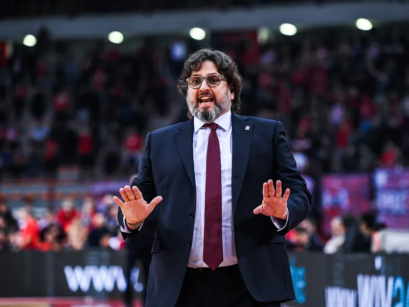 Andrea Trinchieri, señalado para salvar a un equipo Euroliga desastroso