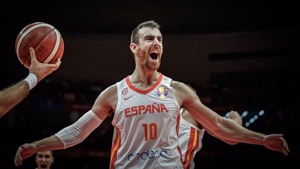 Una defensa sublime devuelve la ilusión a España ante Serbia (81-69)