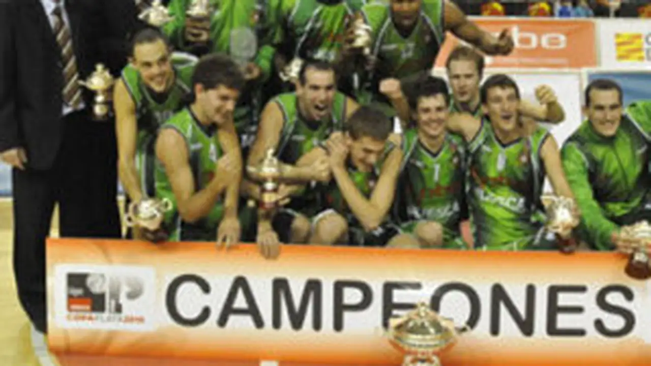 Lobe Huesca ya piensa en Oro con la renovación por 2 años del técnico Ángel Navarro