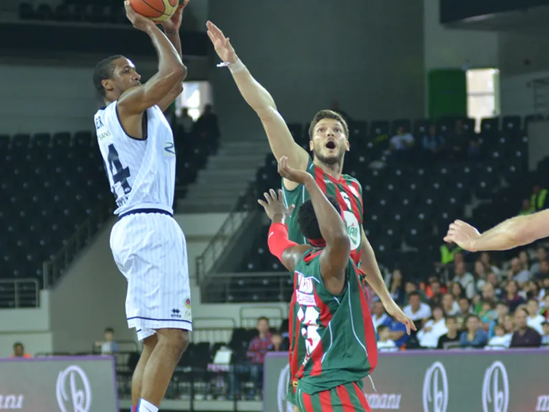 Clay Tucker salva al TED; a tortas por el playoff