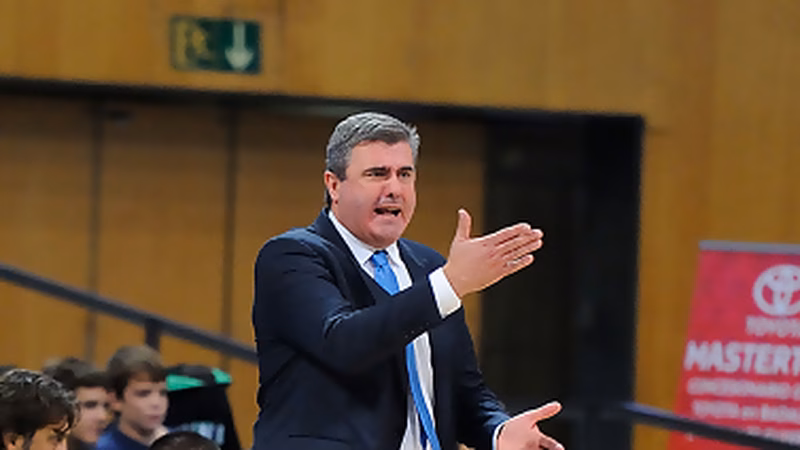 El UCAM destituye a Óscar Quintana