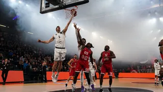 No es ninguna broma: el pívot del Joventut lanza los tiros libres de cuchara