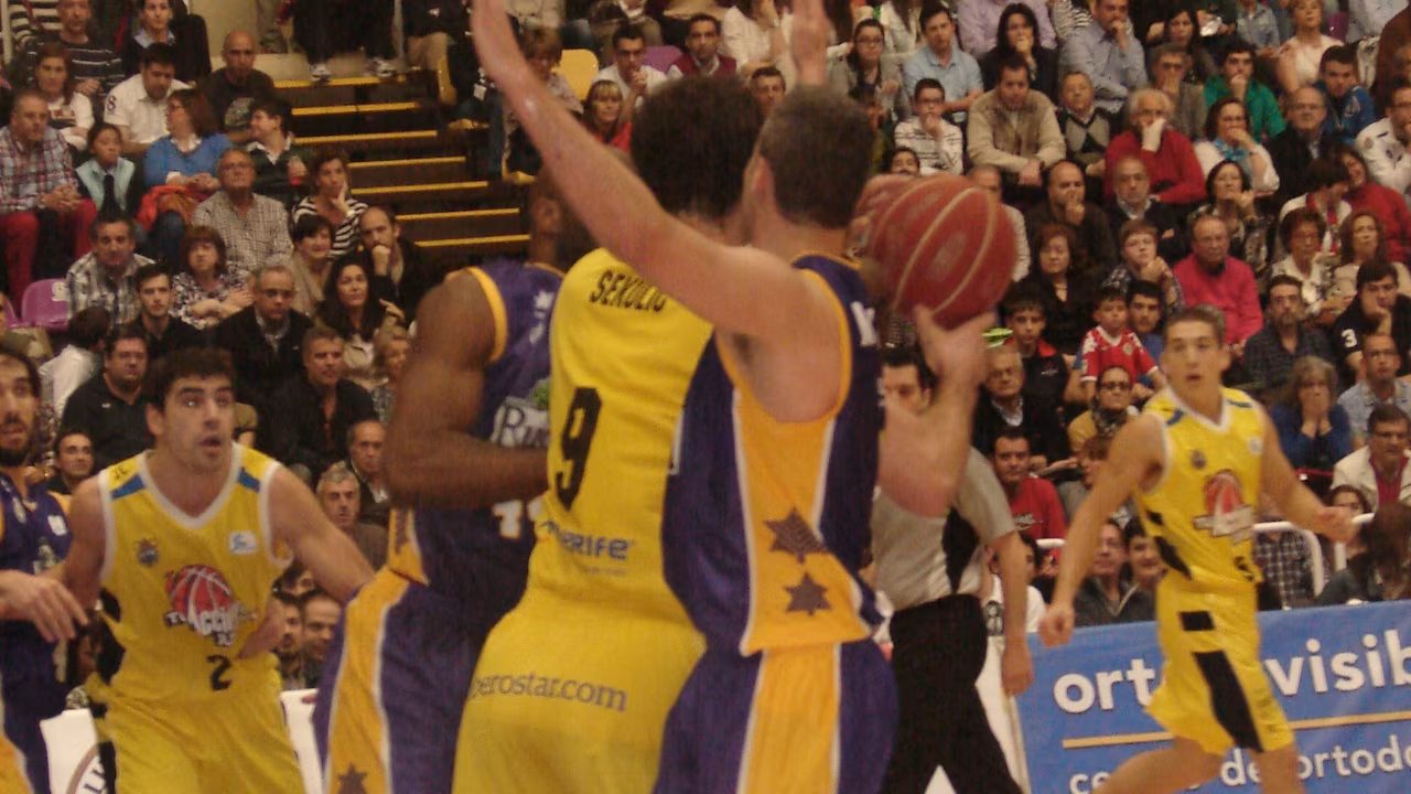 El C.B. Canarias deja casi sellada su permanencia ante Juan Antonio Orenga (76-92)