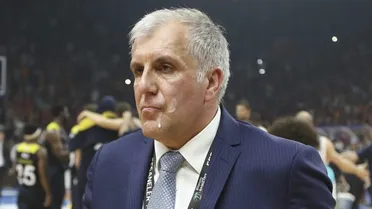 Lamentable: botellazos al banquillo de Fenerbahce y Obradovic, escupido en la cara