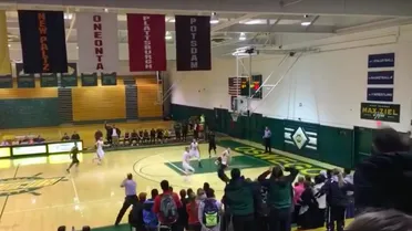 Increíble canasta sobre la bocina para forzar la prórroga en NCAA Div III (VIDEO)