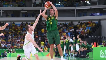 Lituania homenajea al Dr. Jekyll y Mr. Hyde para vencer a Brasil (76-82)