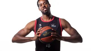 Alade Aminu sale de Bilbao rumbo a Irán