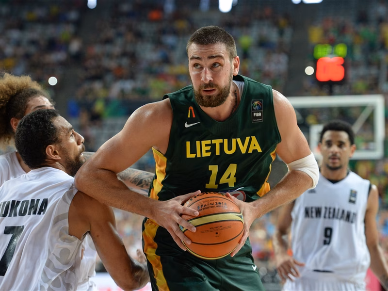 Va de lesiones: Valanciunas y Marcus Smart, out