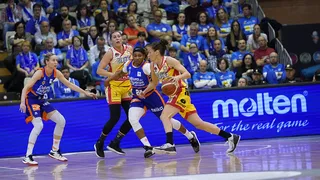 Copa de la Reina (1/2): Spar Citylift Girona baila al son de Laia Palau (77-60)