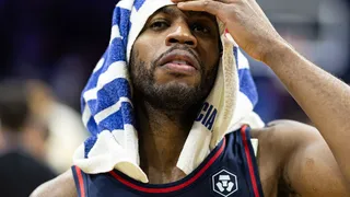 Los Warriors cierran a un triplero espectacular que promedia 40% de acierto