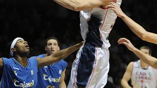 Caja Laboral vence a Cajasol en un partido muy duro en la reaparición de Herrmann (73-66)