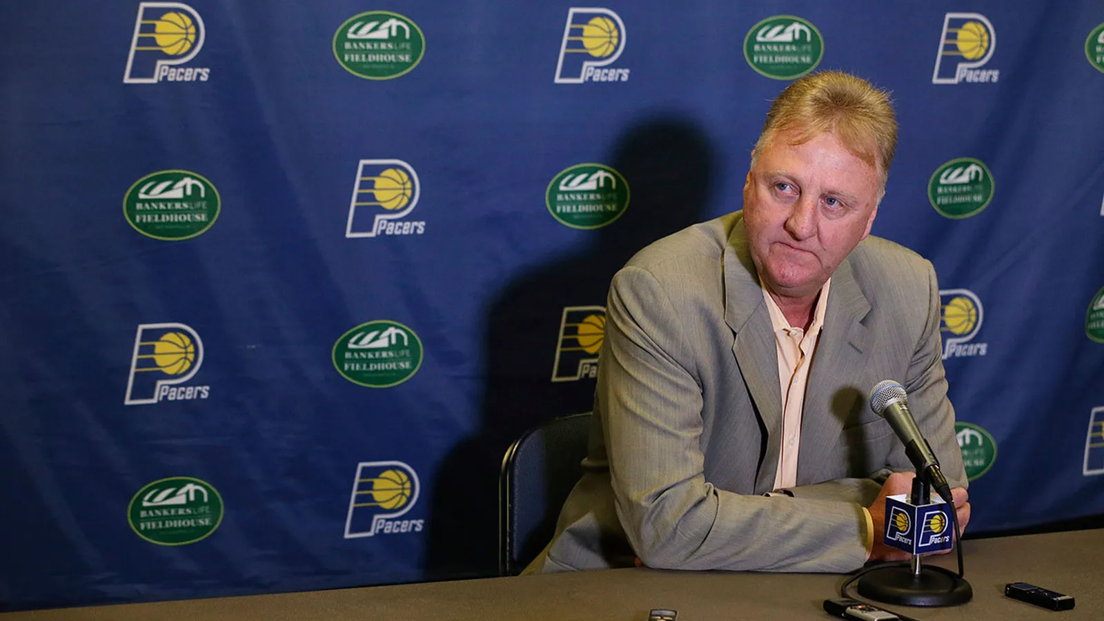 Bomba en los despachos de la NBA, Larry Bird deja la presidencia de los Pacers