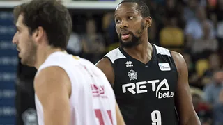 Jonathan Tabu decide en Miribilla ante el enfado de Jota Cuspinera por el criterio arbitral (77-72)