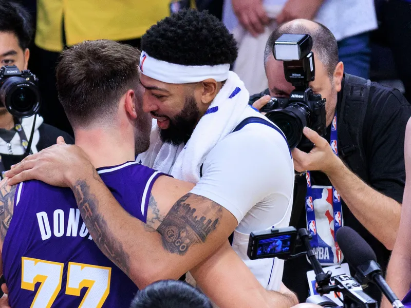 Anthony Davis revela su resentimiento hacia los Lakers y una carta anónima recibida en Dallas