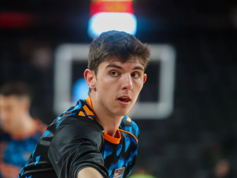 Sergio De Larrea ilumina la Summer League de los Mavericks: 14 asistencias a tres del récord histórico
