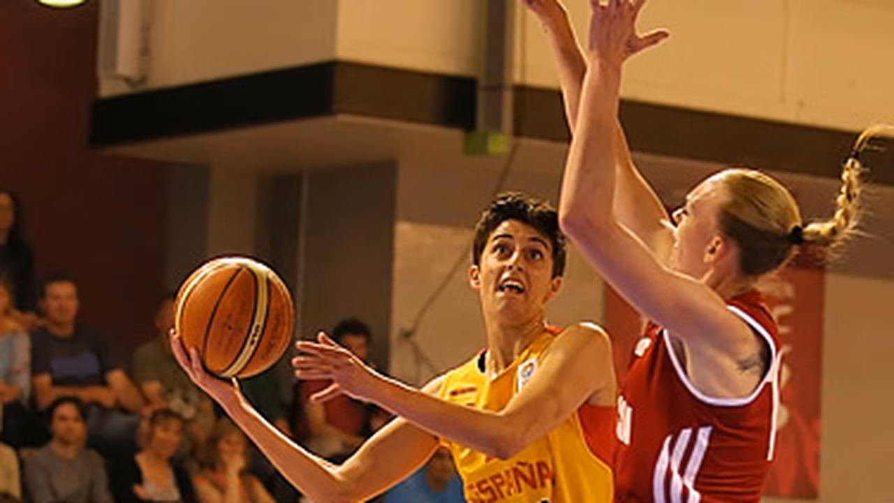 Los 30 puntos de Alba Torrens desmontan a Rusia (77-72)