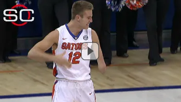 Zach Hodskins, el jugador con un sólo brazo, anota su primera canasta con Florida (VIDEO)