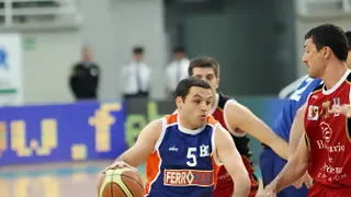Víctor de la Fuente renueva en Ferroplast Básquet Coruña