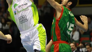 El Unicaja de Joan Plaza brilla y juega con las limitaciones del Cajasol (65-85)