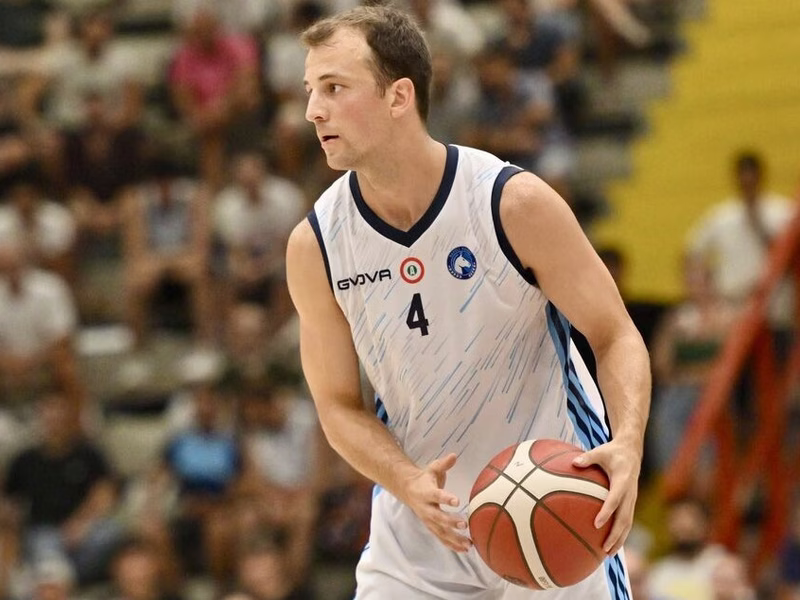 Debut de Kevin Pangos, con terremoto incluido, en Nápoles Basket