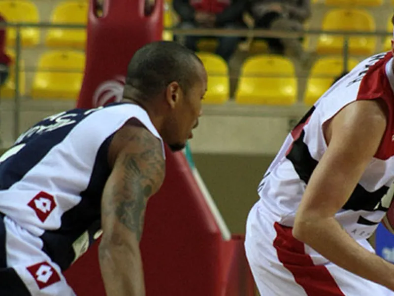 Ya no hay invictos. Matt Walsh se va a los 40. Lesión de Krstic y bronca Aggelou-Sarica