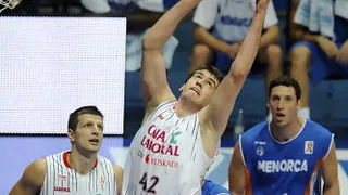 Barac (21 puntos, 13 rebotes) se adueña de la gélida mañana vitoriana (79-61)