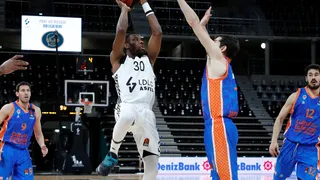 Valencia cae por quinta vez consecutiva fuera de casa y se complica playoffs (90-77)